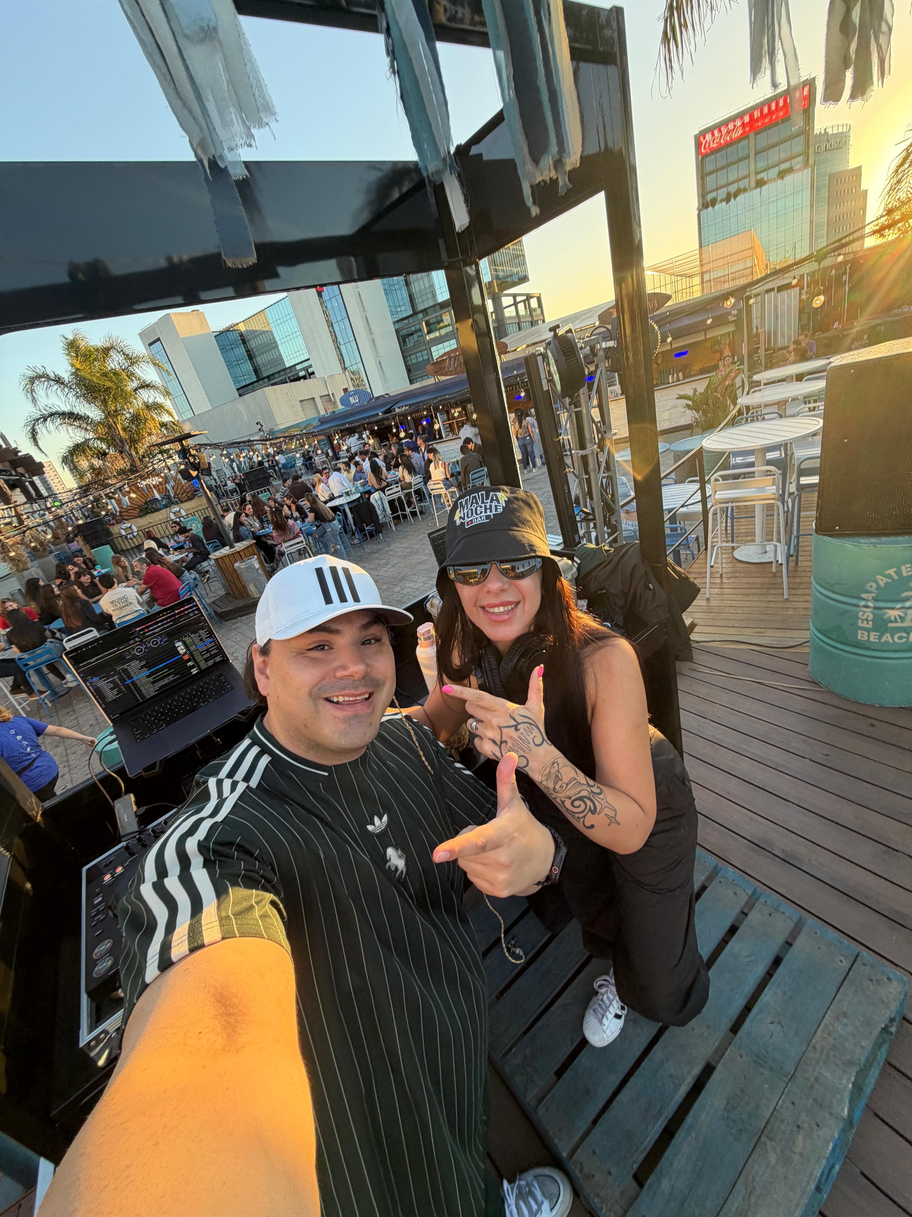 El Panda DJ en vivo en cabina con auriculares