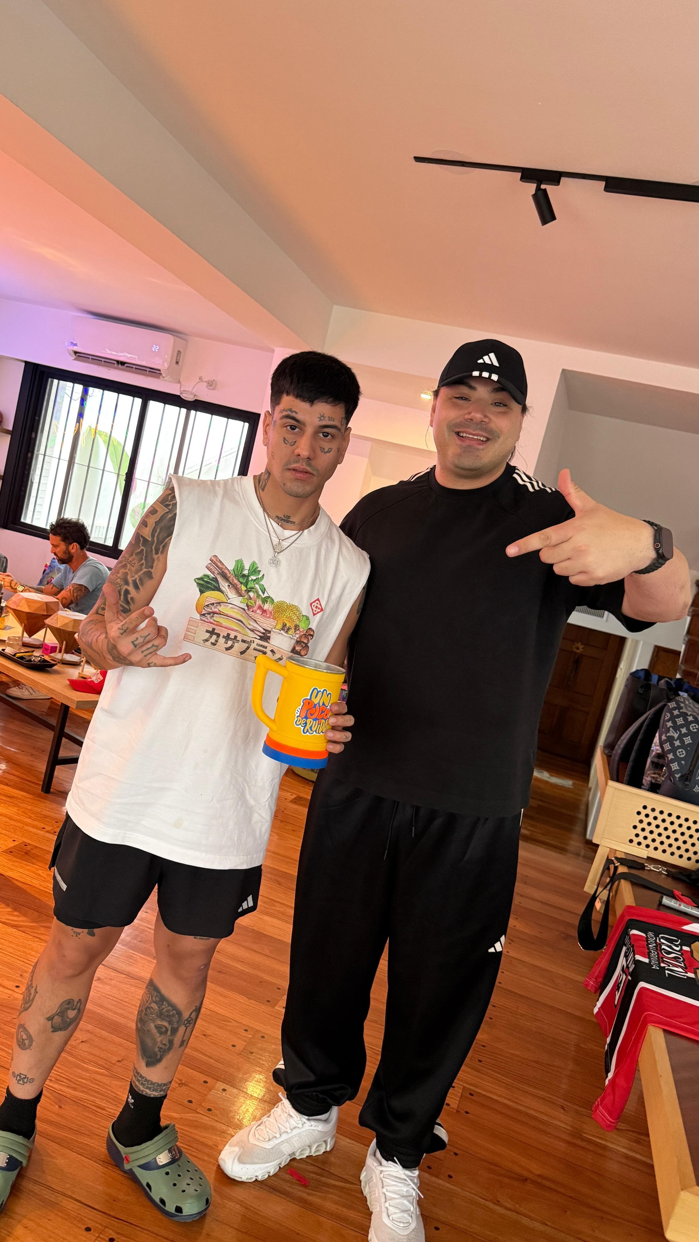 El Panda DJ con Duki sosteniendo la jarra de Un Poco de Ruido y camiseta