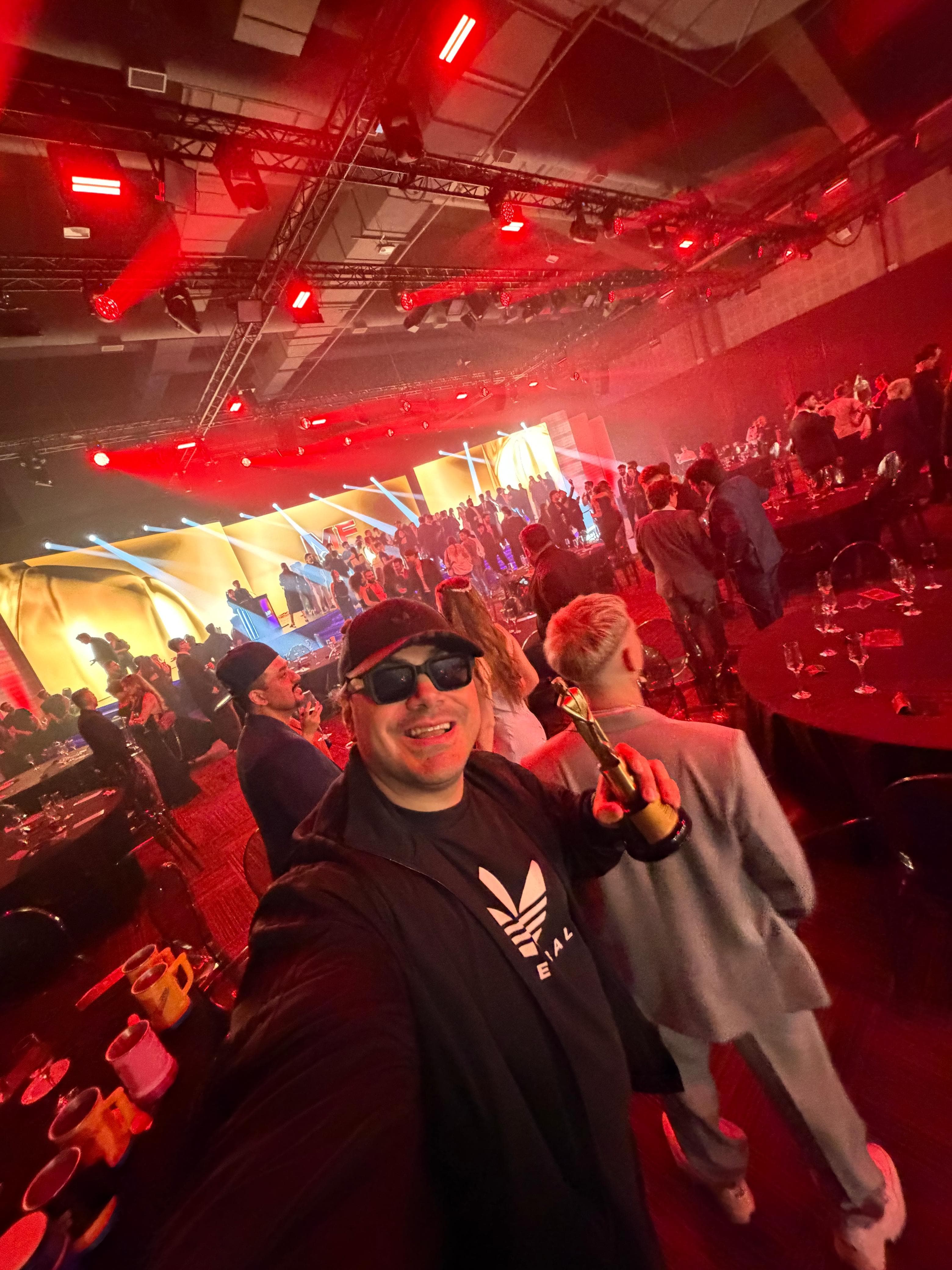 El Panda DJ con el Premio Martín Fierro de Streaming en mano
