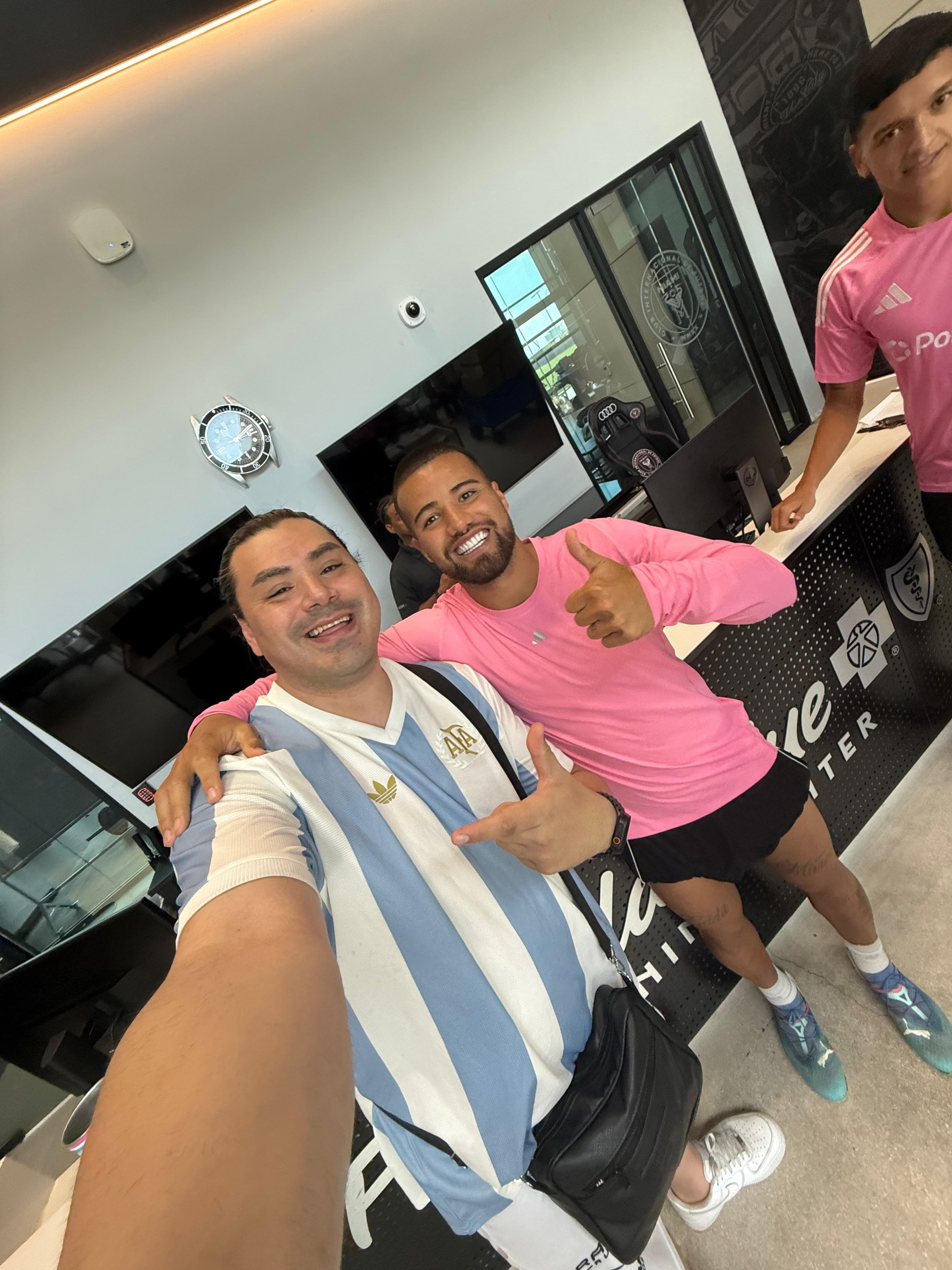 Primer plano de El Panda mezclando en las bandejas