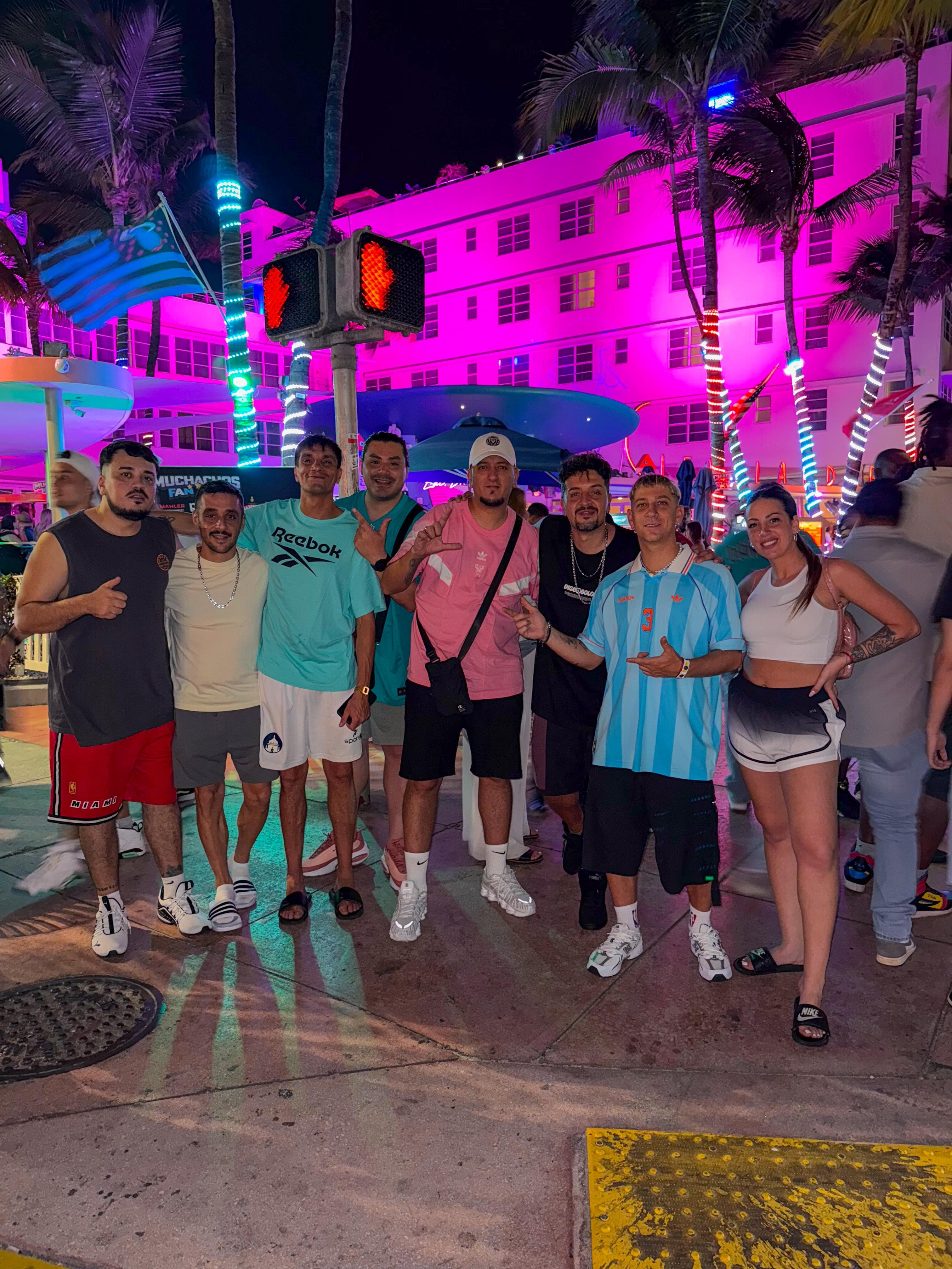 El Panda DJ saludando y festejando junto al público