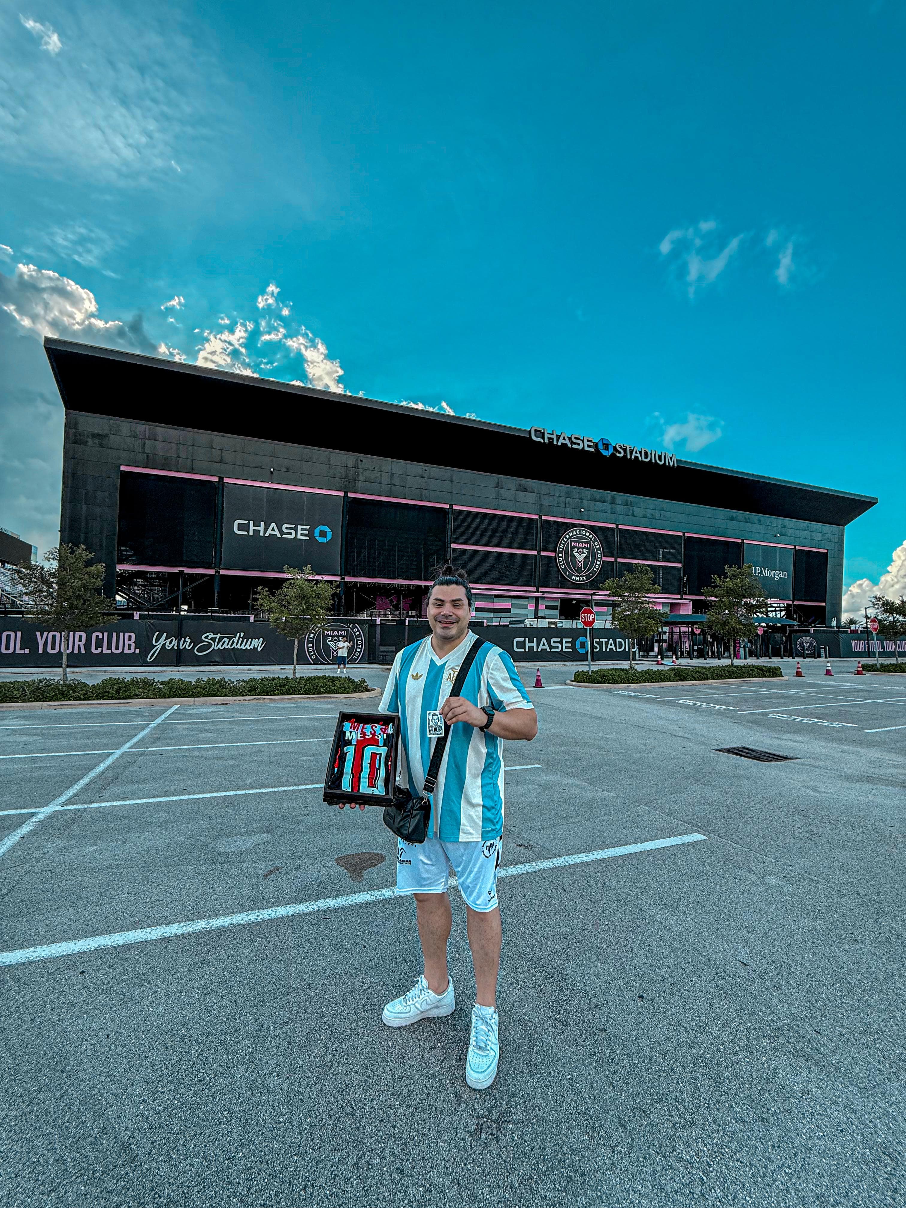 El Panda DJ en el césped de Chase Stadium de Lionel Messi