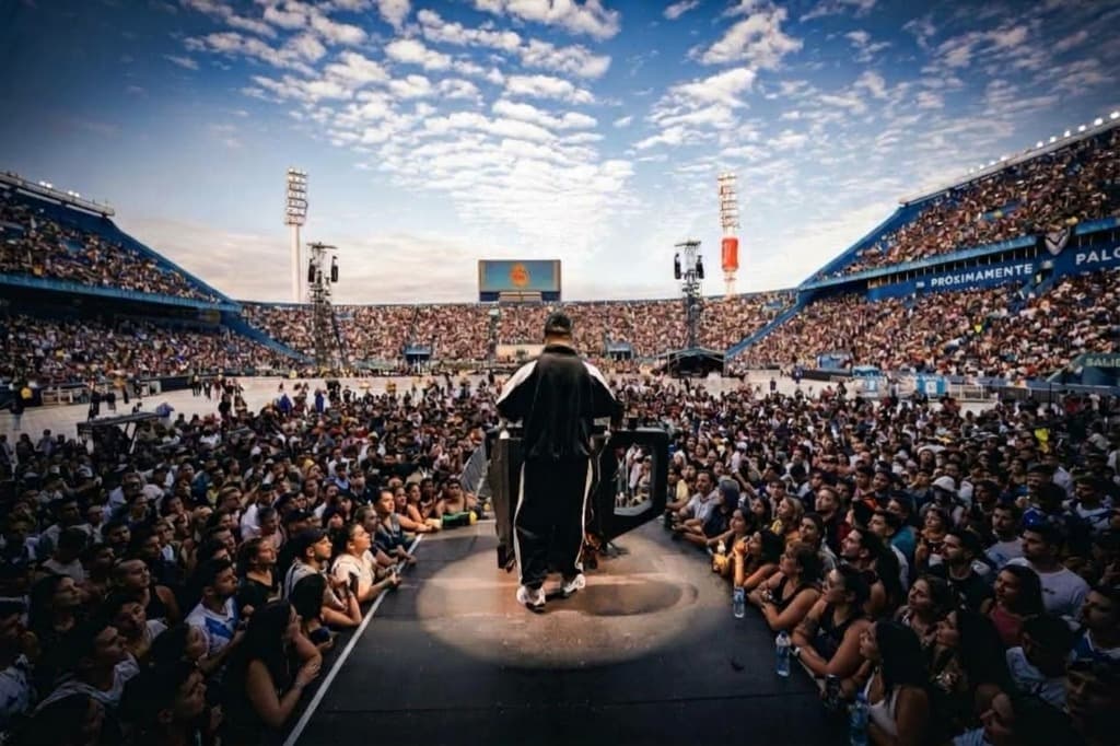 El Panda DJ tocando en vivo en el Estadio Vélez Sarsfield